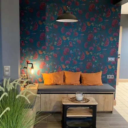 Modern In With Garden * ברטרי