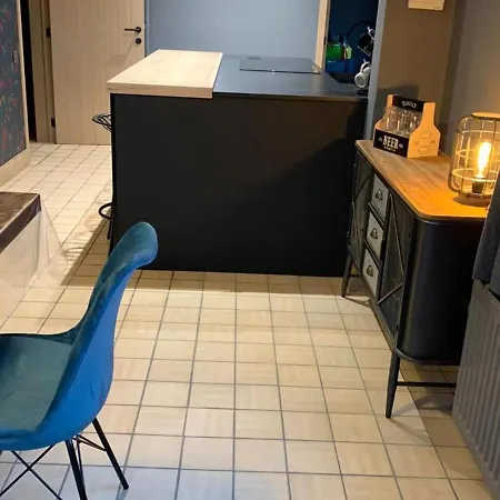 Modern In With Garden ברטרי