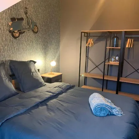 Modern In With Garden בית נופש